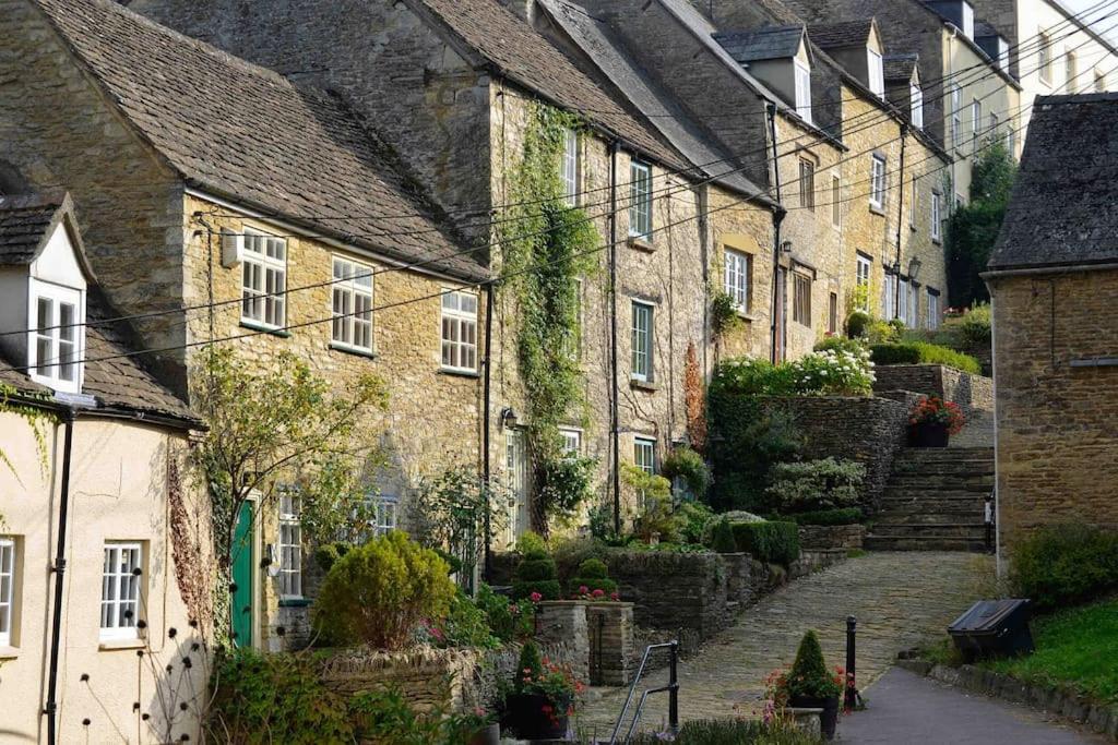 Stylish One Bedroom Cotswold Coach House Tetbury Exteriör bild