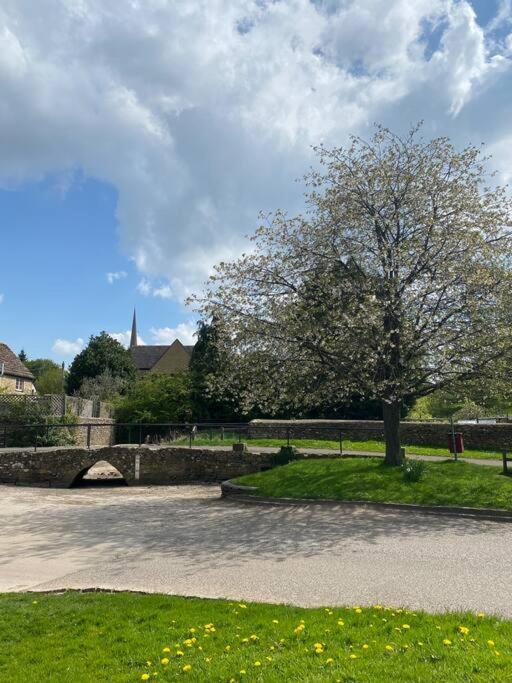 Stylish One Bedroom Cotswold Coach House Tetbury Exteriör bild